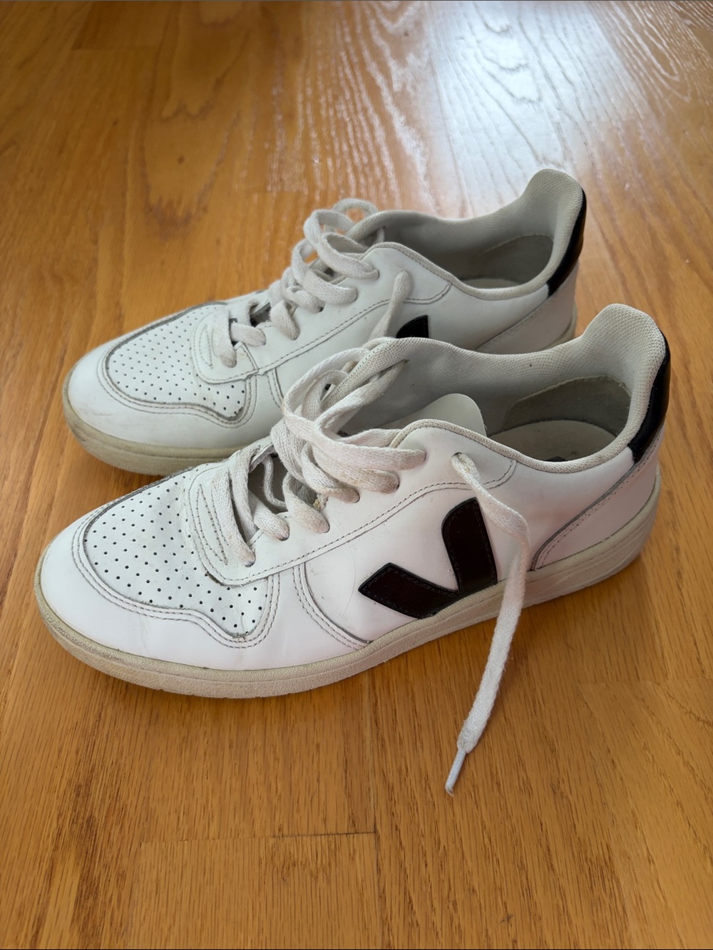 Veja V-10 Sneakers white with black size 7